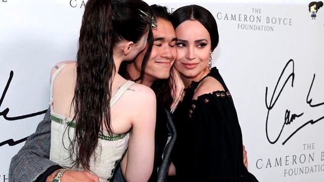 Dove Cameron Trata De Controlar Sus Lágrimas Al Reencontrarse Con Sofía Carson Y Booboo Stewart смотреть онлайн