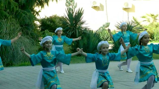 Танец «Хасапико». Народный ансамбль греческой песни и танца «Эос». смотреть онлайн