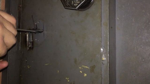 Вскрытие сувальдного замка крючками Вскрытие врезного замка Эльбор смотреть онлайн