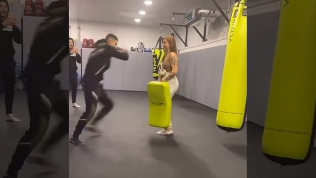 Держать лапы, бывает опасно! смотреть онлайн