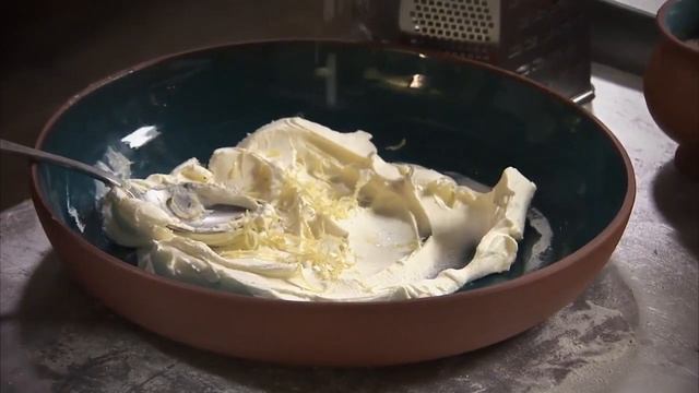 ПИЦЦА С БЕКОНОМ КАРТОФЕЛЕМ И РОЗМАРИНОМ ОТ ДЖЕЙМИ ОЛИВЕРА смотреть онлайн