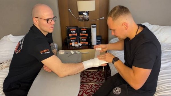 Тейпирование рук профессиональный бокс , способ Фреди Роуча | Обзор Empire Spartacus l и Crixus l