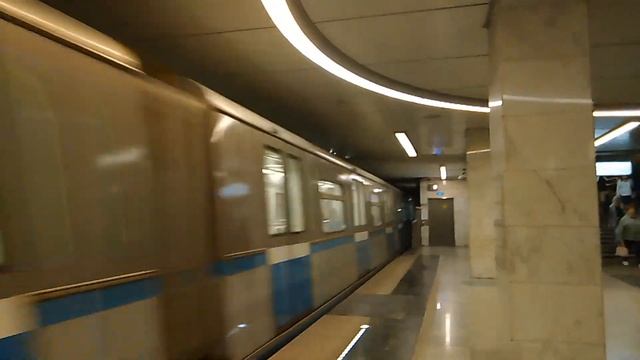 Русич 81-740 прибывает на станцию метро Пятницкое Шоссе смотреть онлайн