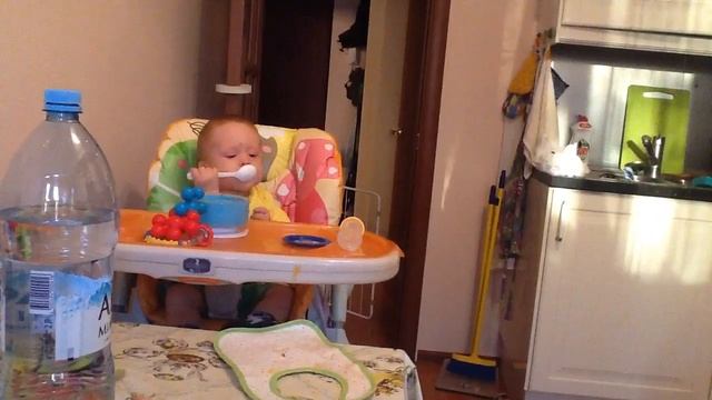 Учится кушать ложкой сам. 12 месяцев смотреть онлайн