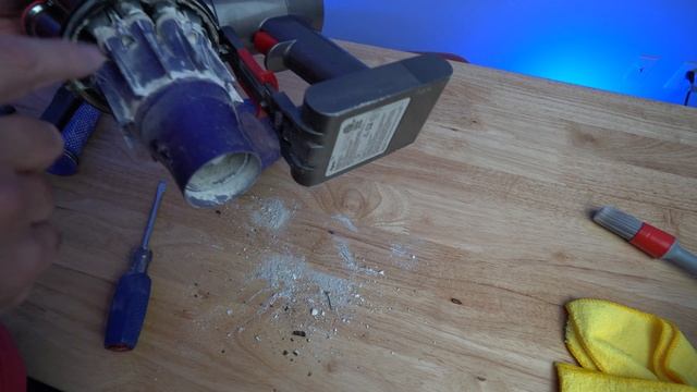 How to Clean Your Dyson Vacuum - Step by Step Guide смотреть онлайн