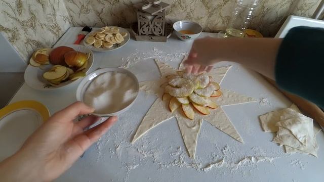 ЯБЛОЧНО-БАНАНОВЫЙ ПИРОГ ИЗ СЛОЕНОГО ТЕСТА В ДУХОВКЕ, КОТОРЫЙ ТАЕТ ВО РТУ, ПРОСТОЙ И ВКУСНЫЙ РЕЦЕПТ смотреть онлайн