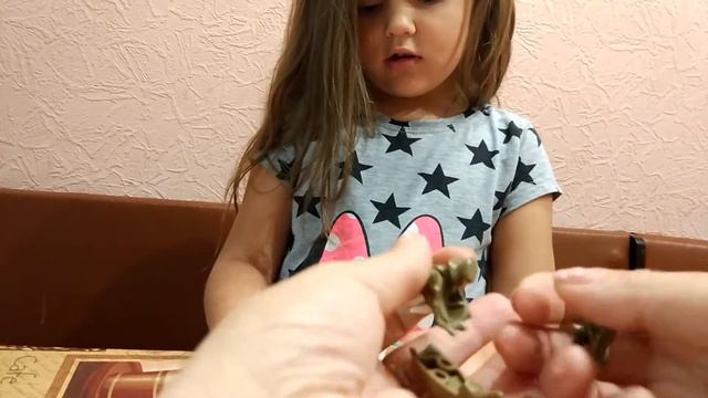 VLOG: кормим животных, распаковываем Kinder Surprise, идем в салон красоты смотреть онлайн