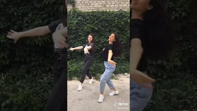 Грузинские танцы тик ток две девушки нереально станцевали смотреть онлайн