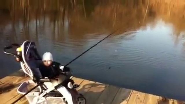 Малыш ловит рыбу смотреть онлайн