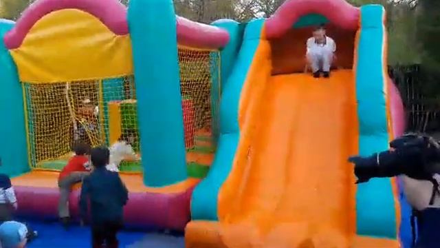 Надувной батут "теремок" на детский день рождения смотреть онлайн