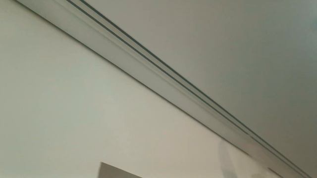 Теневой зазор в бюджетном варианте. Трековое освещение. Закарнизная ниша с алюминиевым карнизом. смотреть онлайн