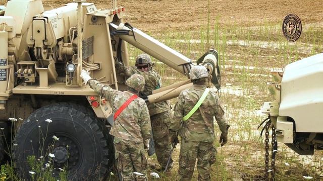 U.S. Military Army Performing Vehicle Recovery Operations смотреть онлайн
