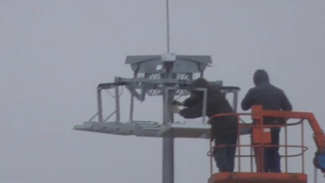 ЭЛЕКТРОМОНТЕРЫ! ГДЕ ВАШИ ЗАЩИТНЫЕ ШЛЕМЫ? смотреть онлайн