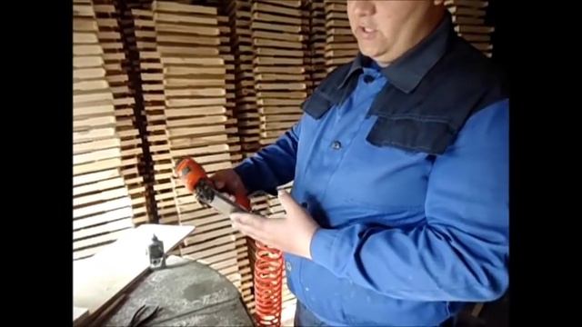 Сборка рамок пневмостеплером. смотреть онлайн