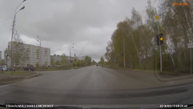 FILE9226 Тобольск ул Защитинская Форд м942то72 и VW м737км72 проезжают на красный смотреть онлайн