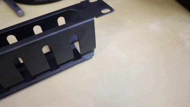 Кабельный органайзер горизонтальный 19 1U c крышкой металл, глубина 45 мм, черный Ral 9005 RC19 смотреть онлайн