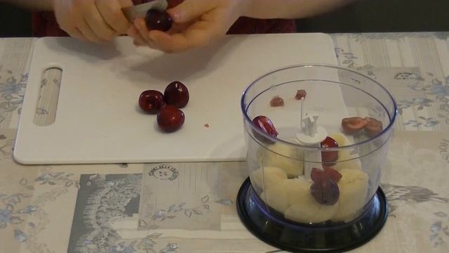 Вишнёво банановый смузи?Приятно выпить этот напиток в летнюю жару. смотреть онлайн
