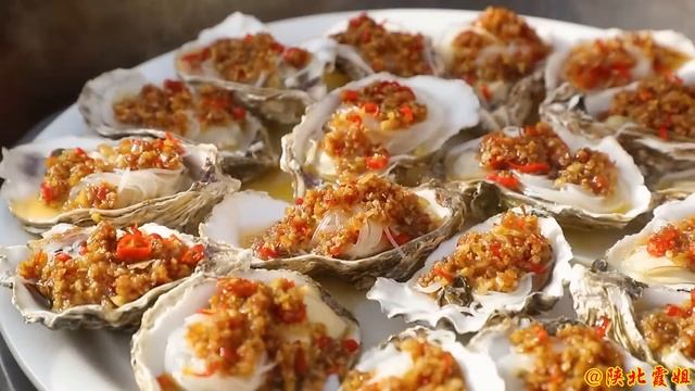【陕北霞姐】妹妹96买20个生蚝，霞姐秘制蒜蓉酱做蒜蓉生蚝，香味飘满小院，一口一个根本不够吃！ смотреть онлайн