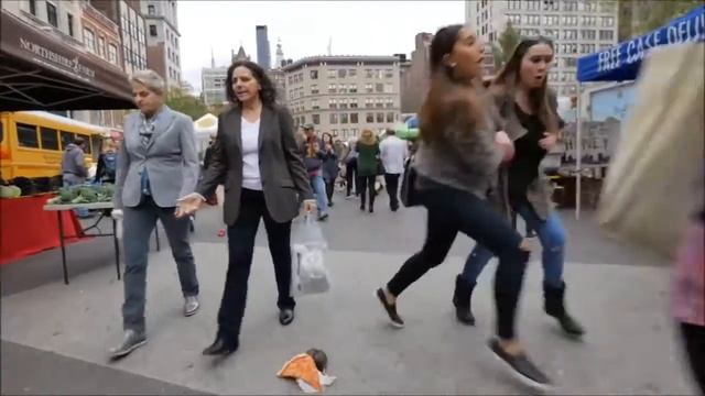 Жесть: Крыса пугает прохожих - Пранк (Прикол над людьми) смотреть онлайн