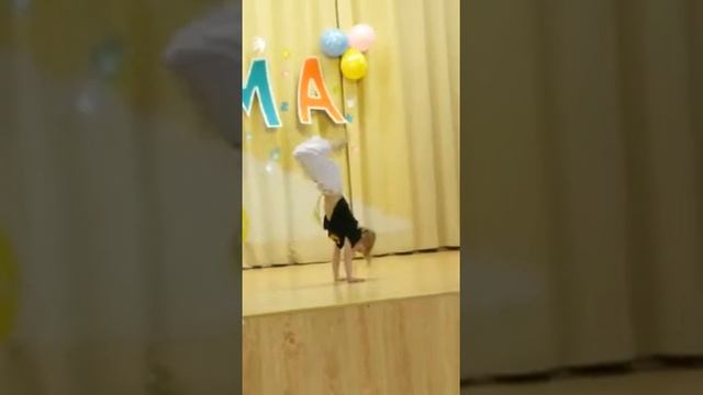 Маленькая девочка танцует капоэйру смотреть онлайн