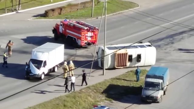В Кургане перевернулся пассажирский ПАЗ. Видео читателей KURGAN.RU смотреть онлайн