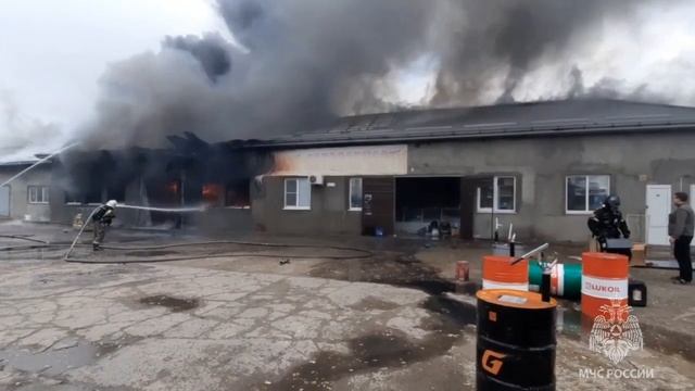 В Астраханской области произошел пожар на складе. смотреть онлайн