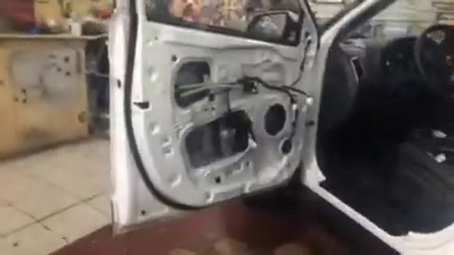 Шумоизоляция размером с альбомный лист, это все что установили заводчане в двери Хендай Крета смотреть онлайн