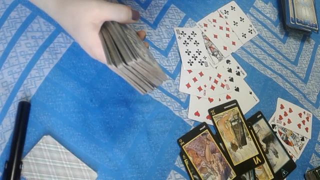 ГАДАНИЕ НА КРЕСТОВОГО КОРОЛЯ. ЧТО ДУМАЕТ ОБО МНЕ ОН СЕЙЧАС. смотреть онлайн