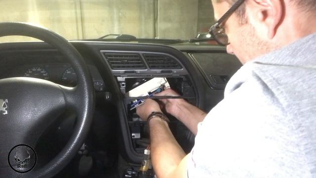Remplacement des veilleuses de la console centrale Peugeot 306 смотреть онлайн