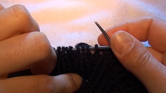 осенняя женская шапка, вязание спицами - Autumn women's hat, knitting смотреть онлайн