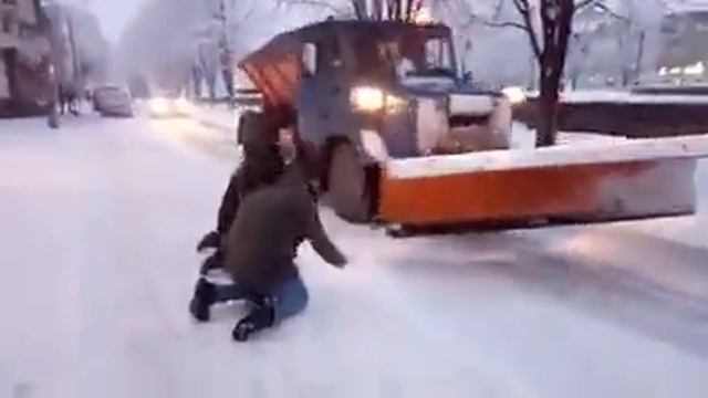 Як потрібно зустрічати снігоприбиральну техніку...))) смотреть онлайн