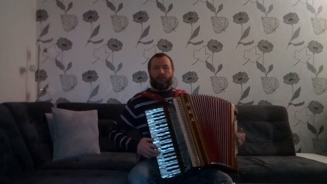 игра на аккордеоне. "Пусть бегут неуклюже." "Let run clumsily." смотреть онлайн