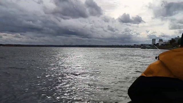 Новая набережная Саратов. Рыбалка на бычка на фидер и поплавок. Каменные монстры атакуют червя! смотреть онлайн