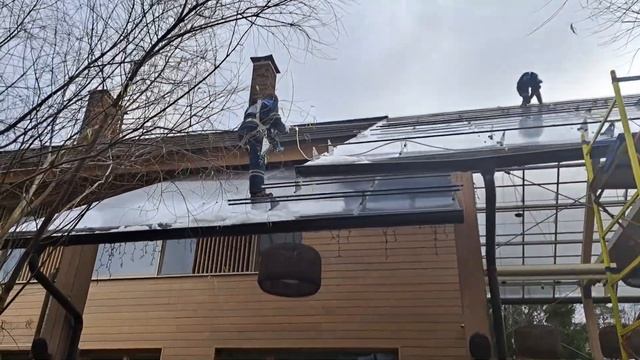 Прозрачная кровля, монтаж сотового поликарбоната 20 мм, работа на высоте смотреть онлайн