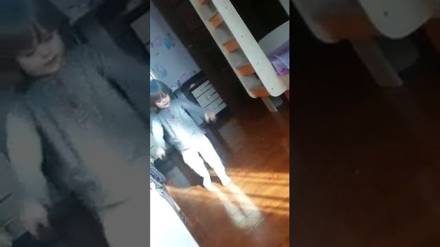 Ребенок танцует (2 года) смотреть онлайн