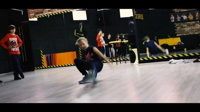 Break-dance вместе с Dream Team смотреть онлайн