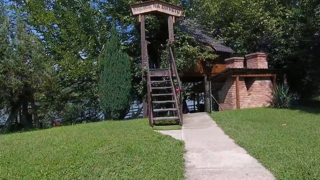 Banja Koviljača - Kućica na drvetu (Tree house - Serbia) смотреть онлайн