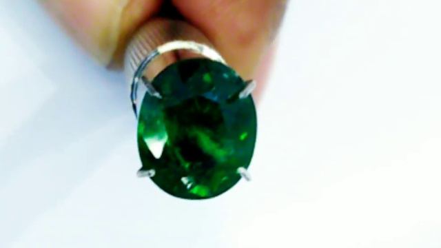 Tsavorite is a grass-green grossular garnet mined in East Africa. смотреть онлайн