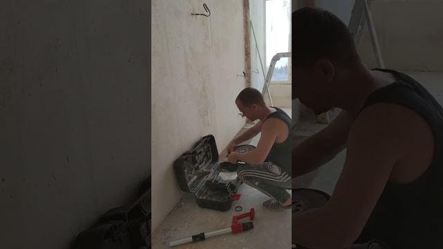 жираф энхель, шлифмашина, прыгает по стене смотреть онлайн
