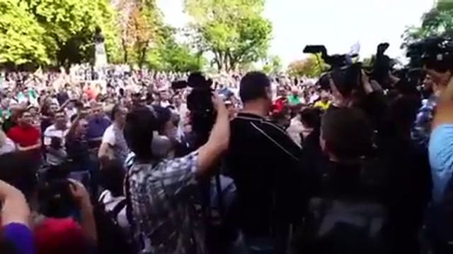 Активисты под зданием Одесской мэрии 20.09.17 смотреть онлайн
