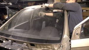 Как БЫСТРО СРЕЗАТЬ вклеенное автомобильное стекло в одиночку!