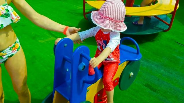 Катя на детской площадке и в бассейне смотреть онлайн