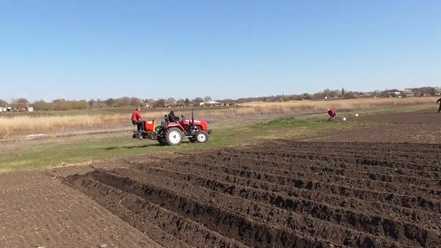 Посадка КАРТОШКИ Трактором и Самодельной КАРТОФЕЛЕСАЖАЛКОЙ ! 2020 смотреть онлайн
