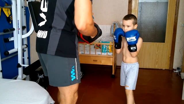 Ударная тренировка ребенка ( Работа на лапах и мешке) смотреть онлайн