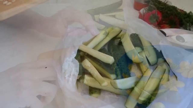 Малосольные огурцы в пакете за 5 минут Простой рецепт закуски на стол! смотреть онлайн