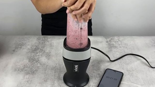 Ninja QB3001SS Fit Personal Blender Review: Preparing Frozen Fruit Smoothies смотреть онлайн