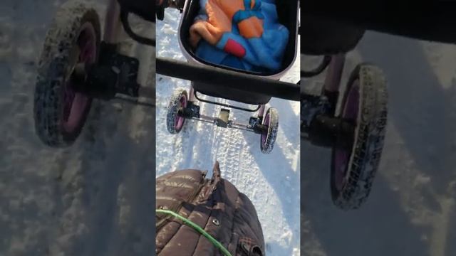 Как удобно гулять с двумя детьми по снегу #снег смотреть онлайн