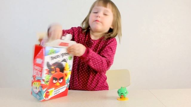 Юля открывает большой свит бокс с игрушками смотреть онлайн