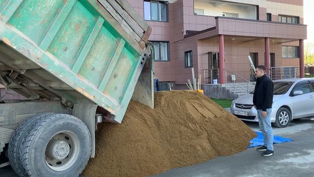 Часть 2. Рабочий процесс укладки полусухой стяжки пола компании "СахПол". смотреть онлайн