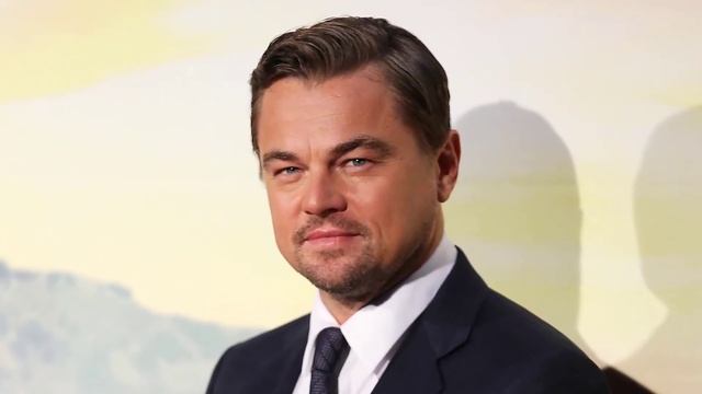 Леонардо ДиКаприо прогулялся по пляжу в Малибу с молодой возлюбленной и отцом. смотреть онлайн